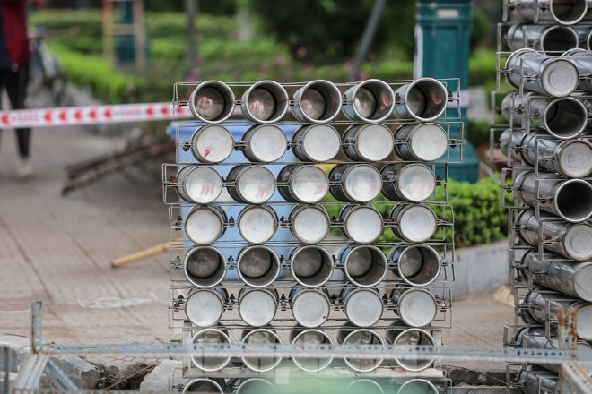 Tận thấy trận địa pháo hoa bên Hồ Tây trước giờ khai hỏa - ảnh 7