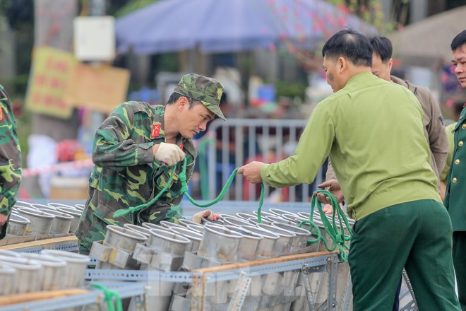 Tận thấy trận địa pháo hoa bên Hồ Tây trước giờ khai hỏa - ảnh 9