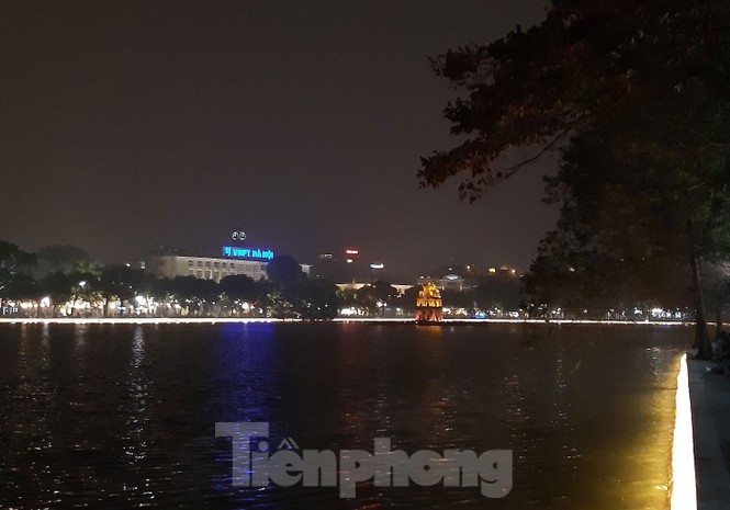 Ngắm hồ Hoàn Kiếm lung linh, huyền ảo về đêm - ảnh 3