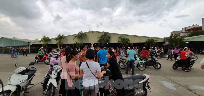 Vụ chủ doanh nghiệp Đài Loan “biến mất”: Công nhân đội mưa chờ tin tức - ảnh 3