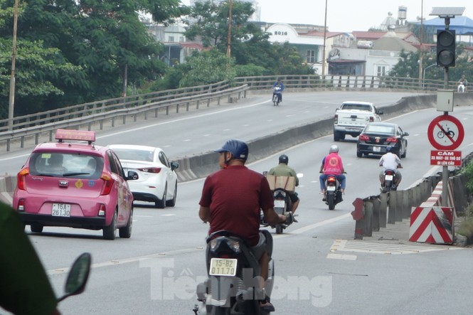 Phớt lờ biển cấm, hàng loạt xe máy