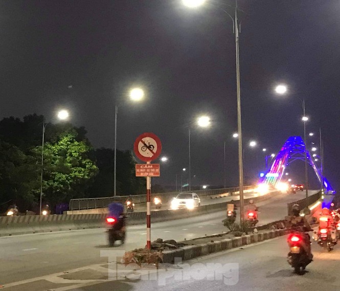 Phớt lờ biển cấm, hàng loạt xe máy