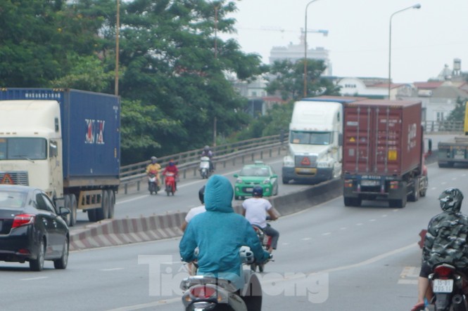 Phớt lờ biển cấm, hàng loạt xe máy