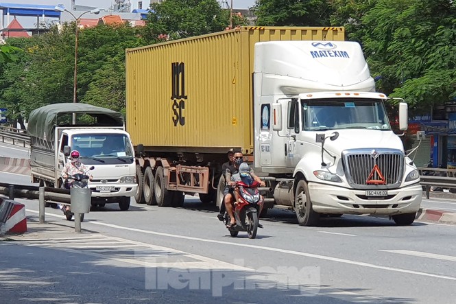 Phớt lờ biển cấm, hàng loạt xe máy