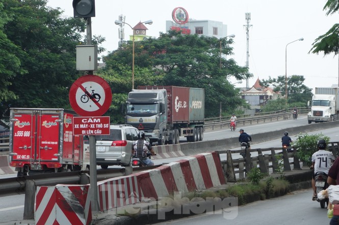 Phớt lờ biển cấm, hàng loạt xe máy