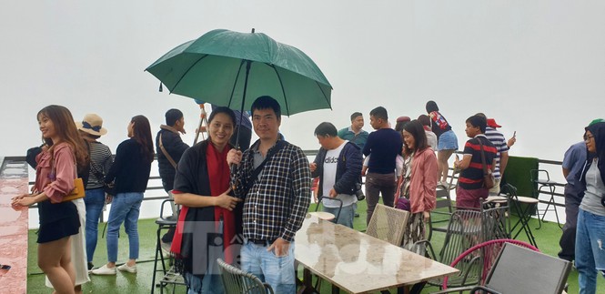 Hàng nghìn du khách chen chân
