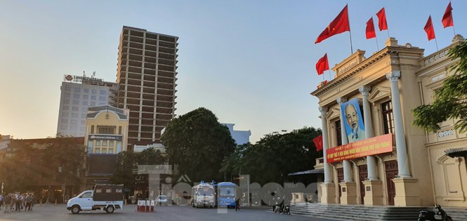 Tòa nhà “chọc trời” bỏ hoang giữa trung tâm thành phố Hải Phòng - ảnh 1