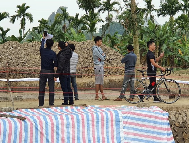 Người dân đổ xô đi xem bãi cọc nghìn năm tuổi ở Hải Phòng - ảnh 7