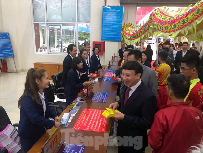 Bí thư Tỉnh ủy Quảng Ninh đích thân lì xì đoàn khách xông đất vịnh Hạ Long - ảnh 4