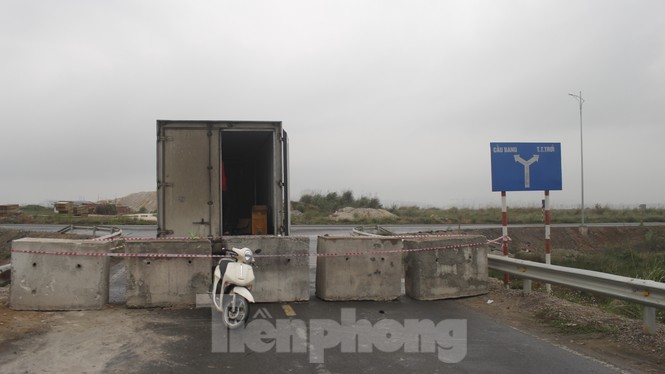 Quảng Ninh lên tiêng vụ đổ đất, cẩu bê tông chặn đường kiểm soát dịch - ảnh 1
