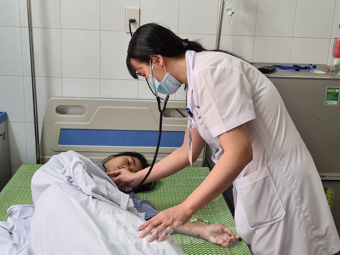 Hải Phòng: Hàng chục học sinh tiểu học bị ngộ độc sau khi uống nước ngọt đóng chai - ảnh 1