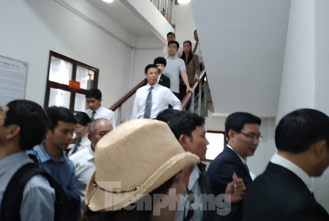 Xét xử luật sư Trần Vũ Hải, luật sư và nhà báo đều bị tịch thu hết điện thoại - ảnh 3