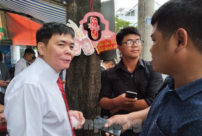 Xét xử luật sư Trần Vũ Hải, luật sư và nhà báo đều bị tịch thu hết điện thoại - ảnh 5