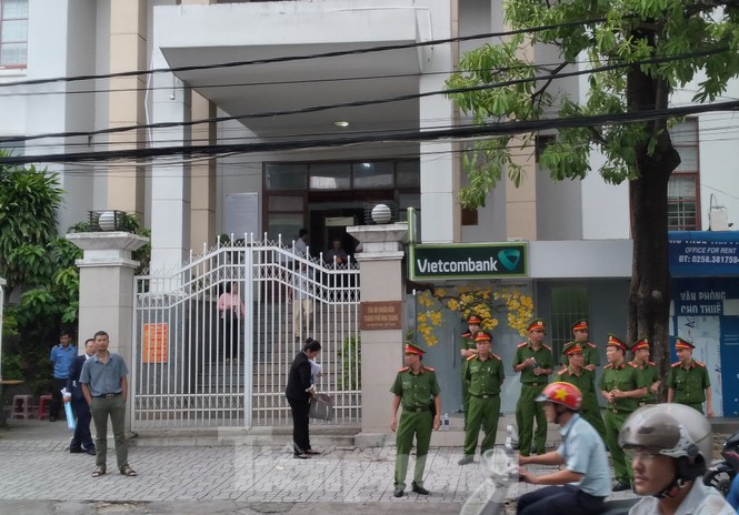 Xét xử luật sư Trần Vũ Hải, luật sư và nhà báo đều bị tịch thu hết điện thoại - ảnh 6