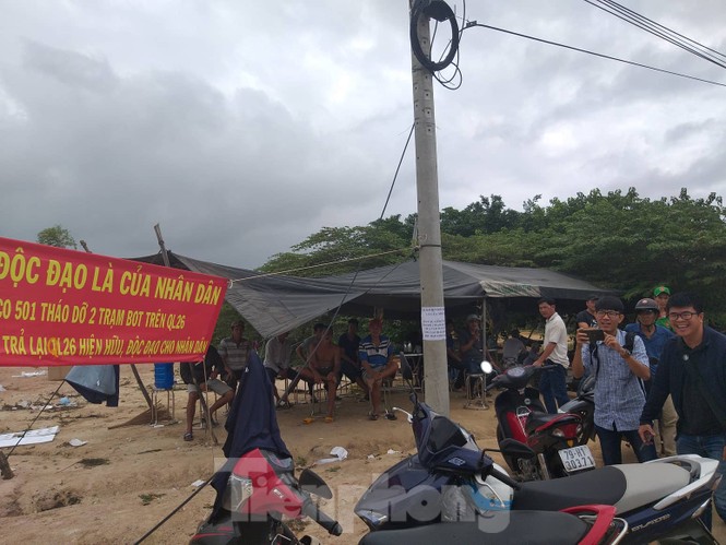Ngày đầu thu phí, 2 trạm BOT Quốc lộ 26 đã bị dân vây kín - ảnh 1