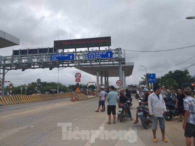 Ngày đầu thu phí, 2 trạm BOT Quốc lộ 26 đã bị dân vây kín - ảnh 2