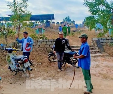 Đi thăm mộ, phát hiện thi thể đang phân hủy - ảnh 1