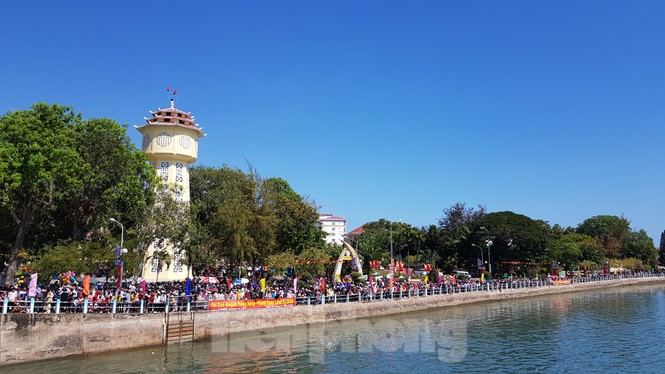 Tưng bừng lễ hội đua thuyền trên sông Cà Ty - ảnh 1