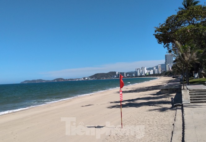 Từ ngày mai, người dân và du khách được tắm biển Nha Trang - ảnh 1