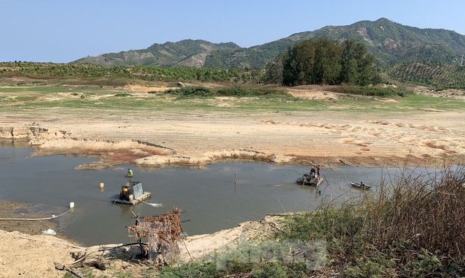 Bất chấp chỉ đạo, “cát tặc” ngang nhiên đào xới hồ thuỷ lợi Khánh Hoà - ảnh 2