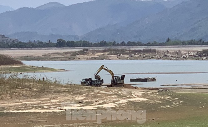 Bất chấp chỉ đạo, “cát tặc” ngang nhiên đào xới hồ thuỷ lợi Khánh Hoà - ảnh 1