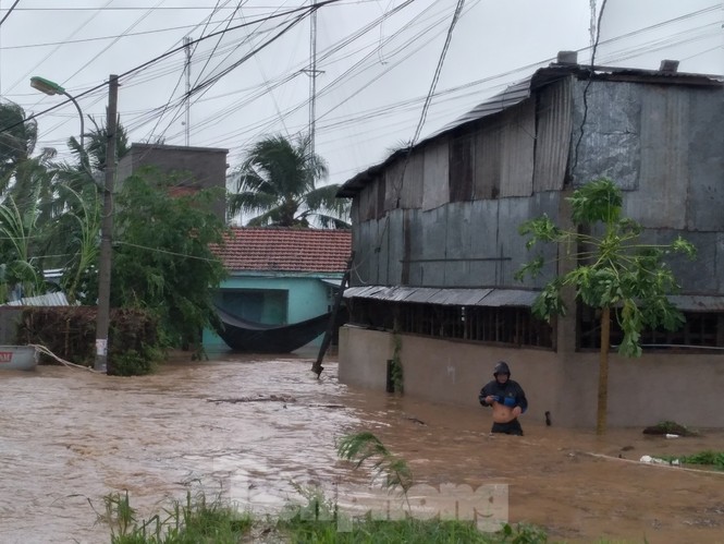Khánh Hoà ngập lụt nhiều thôn xóm sau bão số 12 - ảnh 3