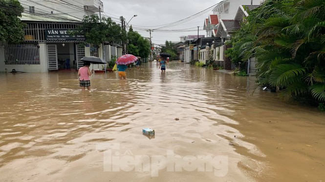 Nhiều đường phố Nha Trang vẫn ngập chìm trong nước - ảnh 3
