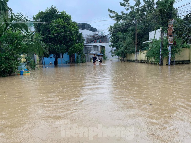 Nhiều đường phố Nha Trang vẫn ngập chìm trong nước - ảnh 4