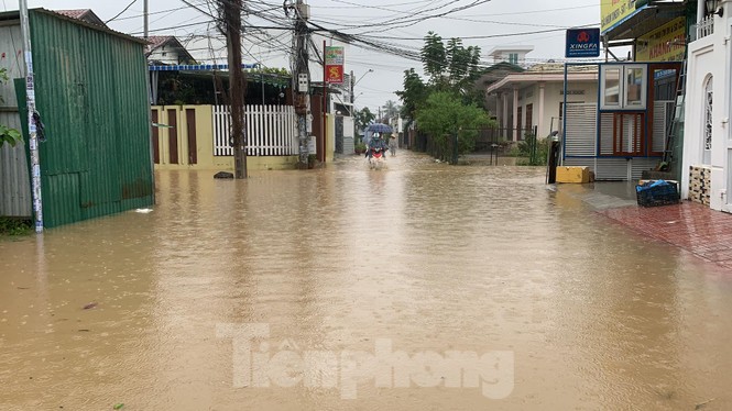 Nhiều đường phố Nha Trang vẫn ngập chìm trong nước - ảnh 2