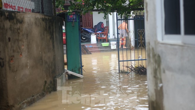 Nhiều đường phố Nha Trang vẫn ngập chìm trong nước - ảnh 8