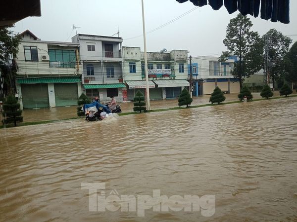 Nhiều đường phố Nha Trang vẫn ngập chìm trong nước - ảnh 1