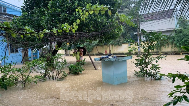 Nhiều đường phố Nha Trang vẫn ngập chìm trong nước - ảnh 6