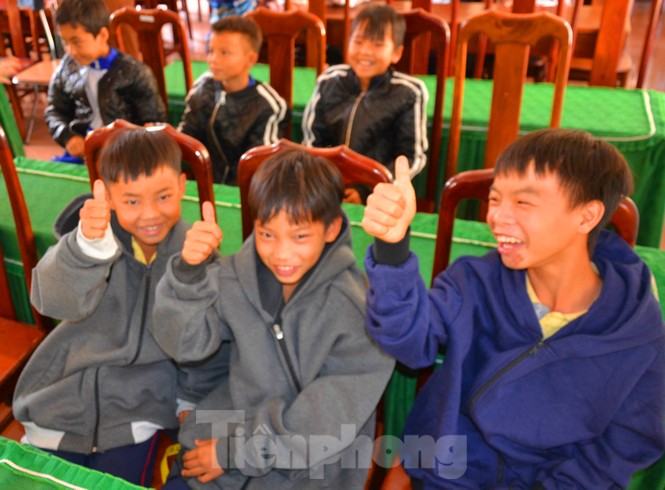 Áo ấm mùa đông cho các trò nhỏ sắp được vào Ký túc xá 115 - ảnh 2