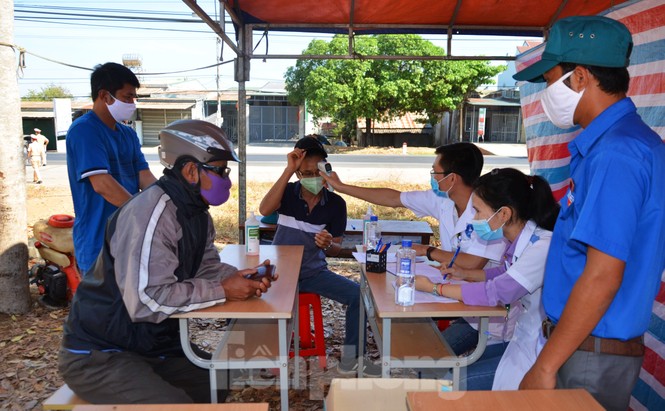 Tây Nguyên: Người dân góp quà động viên tuyến đầu phòng chống COVID-19 - ảnh 11