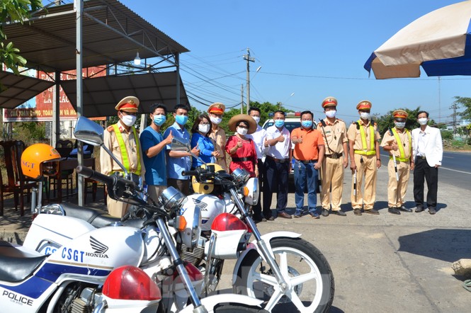 Tây Nguyên: Người dân góp quà động viên tuyến đầu phòng chống COVID-19 - ảnh 12