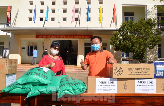 Tây Nguyên: Người dân góp quà động viên tuyến đầu phòng chống COVID-19 - ảnh 4