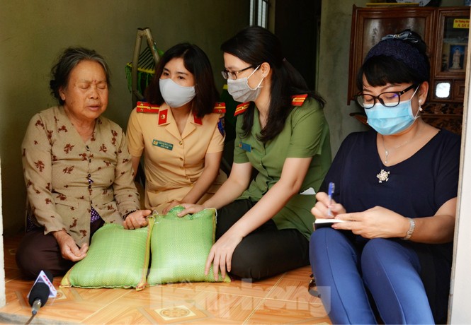Bí thư Tỉnh ủy Đắk Lắk ủng hộ chương trình phát gạo cho dân nghèo vùng sâu - ảnh 10