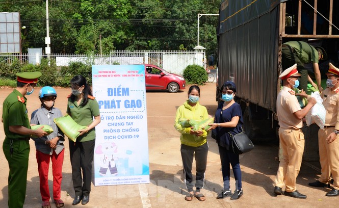 Bí thư Tỉnh ủy Đắk Lắk ủng hộ chương trình phát gạo cho dân nghèo vùng sâu - ảnh 5