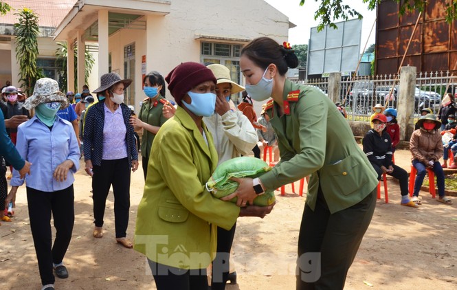 Bí thư Tỉnh ủy Đắk Lắk ủng hộ chương trình phát gạo cho dân nghèo vùng sâu - ảnh 8