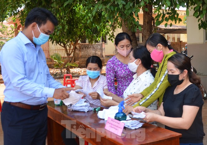 Bí thư Tỉnh ủy Đắk Lắk ủng hộ chương trình phát gạo cho dân nghèo vùng sâu - ảnh 3