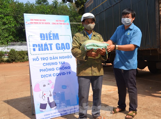 Bí thư Tỉnh ủy Đắk Lắk ủng hộ chương trình phát gạo cho dân nghèo vùng sâu - ảnh 7