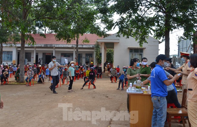 Bí thư Tỉnh ủy Đắk Lắk ủng hộ chương trình phát gạo cho dân nghèo vùng sâu - ảnh 4