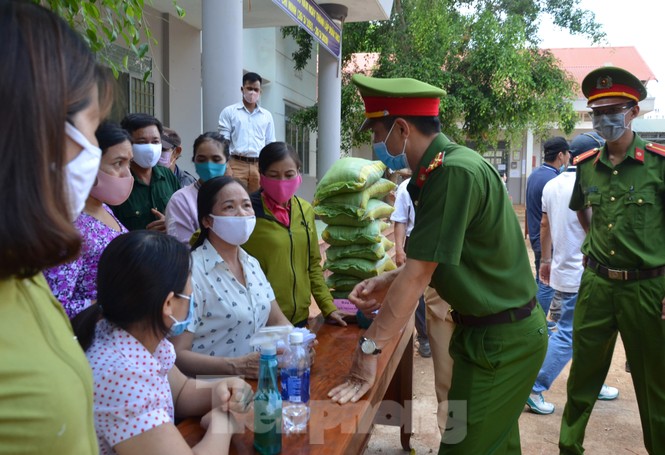 Bí thư Tỉnh ủy Đắk Lắk ủng hộ chương trình phát gạo cho dân nghèo vùng sâu - ảnh 9