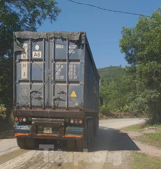 Ẩn họa từ việc “hô biến” container thành xe ben chở đất đá - ảnh 1