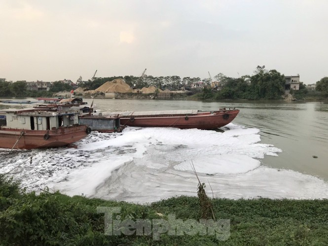 Ghê sợ dòng kênh đen ngòm, sủi bọt đổ ra sông lớn ở Bắc Ninh - ảnh 7