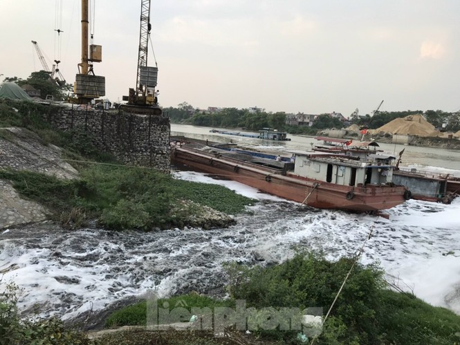 Ghê sợ dòng kênh đen ngòm, sủi bọt đổ ra sông lớn ở Bắc Ninh - ảnh 8