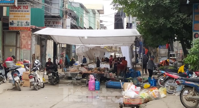 Gần Tết, Hà Nội nở rộ rạp đám cưới giữa lòng đường - ảnh 2