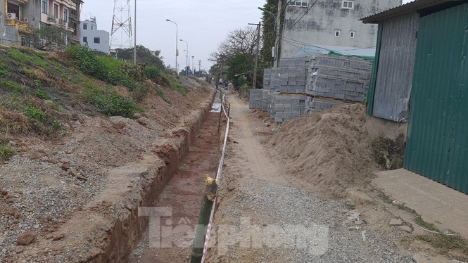 Sửa chữa con đường nhằng nhịt “ổ trâu” giữa Thủ đô sau phản ánh của Tiền Phong - ảnh 1