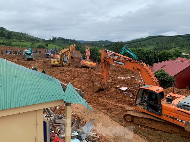 22 chiến sĩ bị vùi lấp: Bóc từng thớ đất tìm kiếm đồng đội - ảnh 4