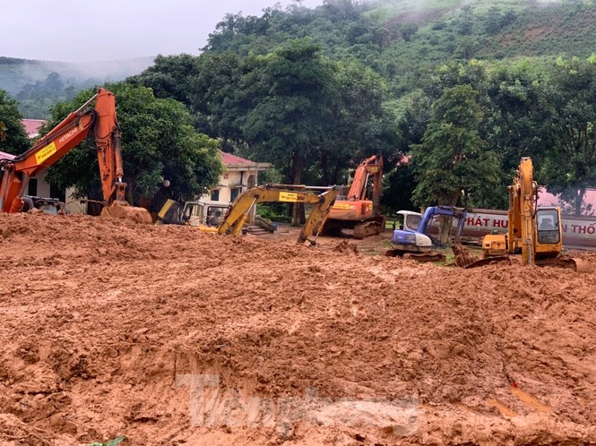 22 chiến sĩ bị vùi lấp: Bóc từng thớ đất tìm kiếm đồng đội - ảnh 5